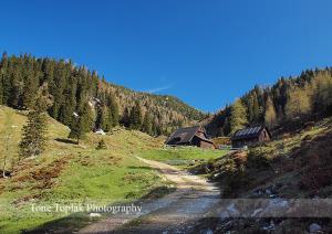 Kapela leži v neposredni bližini Koče na Loki (Foto: Tone Toplak)
